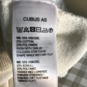 Vit finstickad tröja viscose Stl XS - Vit finstickad tröja med krage. Cubus Stl XS, passar en small bra, ledig passform. Tröjan är i en mjuk och skön kvalitet. Viscose/bomull/polyamid.  Använd 2 ggr, bra skick. Nypris 399:-