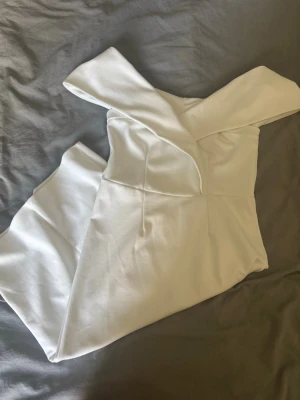 Vit offshoulder klänning - Säljer en elegant vit klänning med offshoulder-design och figurnära passform. ✨