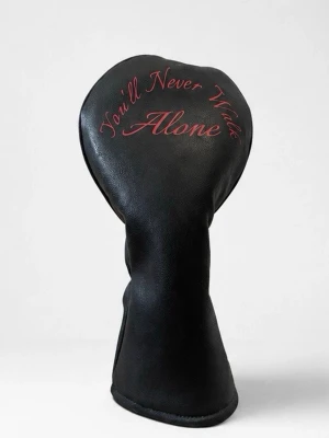 YNWA headcover - Snygg svart headcover till golfklubba i konstläder med röd tryckt text 'You'll Never Walk Alone' på ovansidan. Passar perfekt för att skydda din driver och så just du sticker ut på banan!