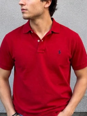 Röd pikétröja från Ralph Lauren - En riktigt fet polo piké. I en fin röd färg som ger en mer classy lock nu på sommaren men passar även all around. Den är i storlek S men passar suveränt på M också. Skriv vid funderingar o pris kan diskuteras vid snabb affär. Skickar altid inom 24h.