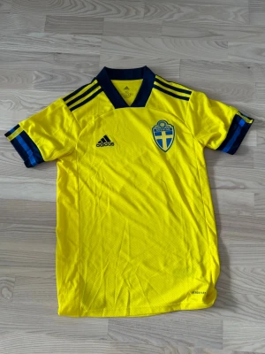 Svensk landslagströja Adidas gul - Svenska landslagets hemma tröja 2021🇸🇪perfekt i för VM sommaren🔥storlek XS✅ men passar även för mindre S