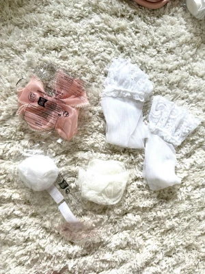 Kanin utklädnad  - Säljer detta kanin utklädnads paket. Aldrig använt! Vad som ingår: rosa rosett, vita knästrumpor, kaninsvans och vita spetsmanschetter.