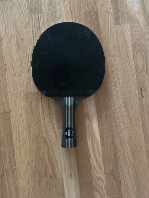 Pingisrack Stiga 5 stjärnigt - Pingisrack av högsta kvalité från stiga. Handtaget är i trä och racket har premium gummi. Skicket är ganska bra men använt.