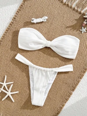 Vit ribbad bandeau bikini - Säljer då den ej satt som önskat! Från SHEIN, nypris 109kr💖 Aldrig använd endast testat.