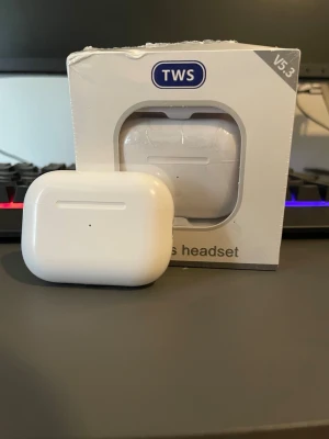 TWS trådlösa in-ear hörlurar vit - Säljer ett par vita TWS trådlösa in-ear hörlurar med laddningsetui. Hörlurarna har en stilren och kompakt design med touchkontroller och laddas enkelt i det medföljande etuiet. Perfekta för musik, samtal och gaming. Priset kan diskuteras vid snabb afär. skickas inom 24tim