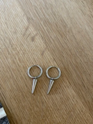 Peak Hoops Silver - Jättefina och coola örhängen från Edblad i silver. De heter ”Peak Hoops Silver” och kostar på hemsidan 399kr. Jag fick dem i present 2023 och de är använda men finns inga tecken på användning alls utan de är som nya 🫶