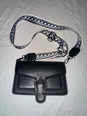 crossbody väska - fin svart väska, minns inte vart jag beställt den från tyvärr. använd några få gånger endast. i väldigt bra skick