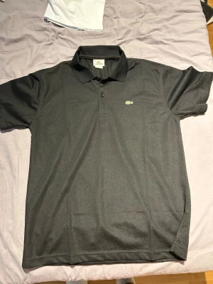 Lacoste Pike - Lacoste piké som är i bra skick och är i storlek M. Fundera vid frågor.