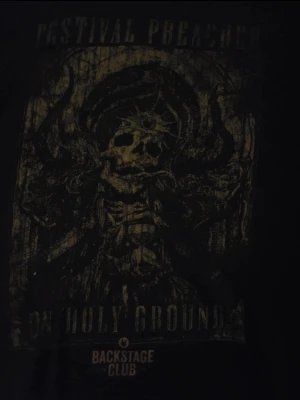 Skellett tröja EMP - Svart t-shirt, Backstage Club från emp. Klassisk passform och rund hals. Perfekt för dig som gillar rockig stil.