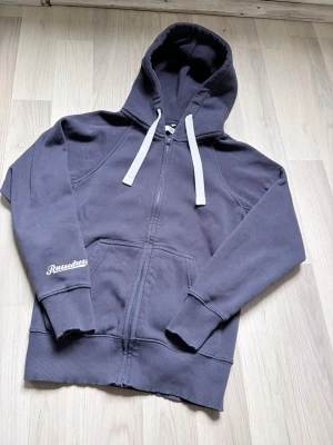 Russemerch navt blue zip hoodie - Säljer den här riktigt feta russe hoodien! Tröjan är i hyfsat bra skick och har använt den sparsamt! Nypriset på en sån här brukar ligga på ~ 650kr men jag säljer den för endast 300kr så en riktigt fin deal! Hör av er vid minsta fundering🙌