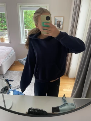 Marinblå  hoodie - Mysig marinblå hoodie från Gina tricot!