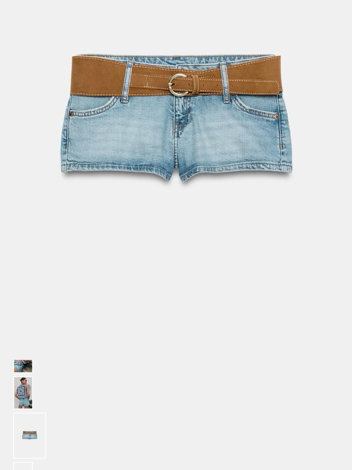 Ljusblå jeansshorts med brunt bälte