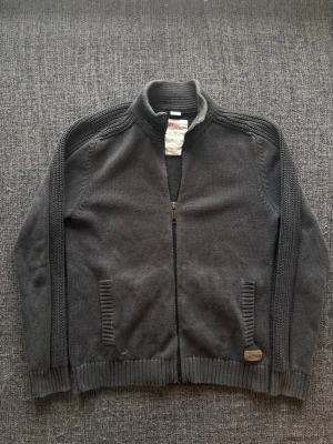 S.oliver tröja ~ vintage  - Sjukt eftertraktad S.Oliver tröja ~ 2000’s modell som inte längre produceras | st M/true size | Rekomenderad längd mellan 175–185cm | färg grå/svart (tvättad look) | OBS kan gå ner lite i pris vid snabb affär! 🏄