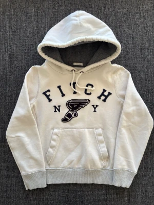 Abercrombie & fitch hoodie ~ sällsynt  - Sjukt eftertraktad Abercrombie & Fitch hoodie ~ 2000’s modell som inte längre produceras | st S/true size | Sliten design | Rekomenderad längd mellan 167–177cm | färg vit | OBS kan gå ner lite i pris vid snabb affär! 🏄