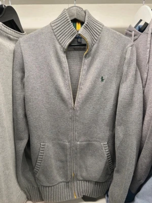 Polo Ralph Lauren Zip - Fräsh Ralph Lauren zip i storlek M. Inga defekter, redo att användas. 