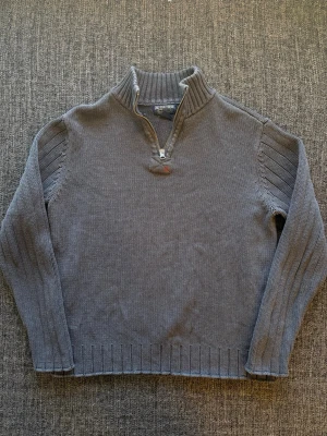 Ralph Lauren half zip ~ vintage denim - Sjukt eftertraktad Ralph Lauren half zip ~ 2000’s modell som inte längre produceras | st L/true size (passar även M) | Rekomenderad längd mellan 173–185cm | färg grå/svart denim look | OBS kan gå ner lite i pris vid snabb affär! 🏄