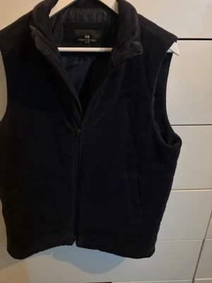 John Henric Manchester väst  - Navy blå Manchester väst från John Henric i storlek M västen är endast använd 1 gång och är i helt nytt skick. priset är 800 men kan diskuteras vid en snabb affär 