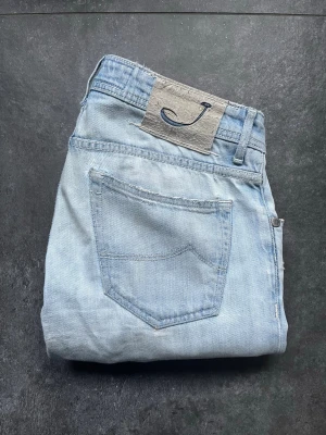 Jacob Cohen jeans  - Tjena, säljer nu dessa riktigt snygga och populära Jacob cohensen, de är i använt skick som syns på bilderna men fortfarande helt användbara, modellen är 622, modellen på bilden är 180 cm och väger 65 kg, hör av er vid frågor och funderingar🙌🤝 