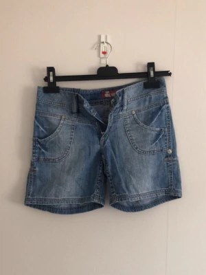 Blå jeansshorts  - Säljer ett par klassiska blå jeansshorts som är vindege. Jätte snygga och perfekta för sommaren.😍