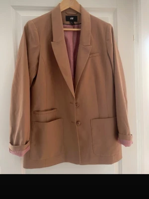  kavaj från H&M  - kavaj från H&M med två knappar framtill.