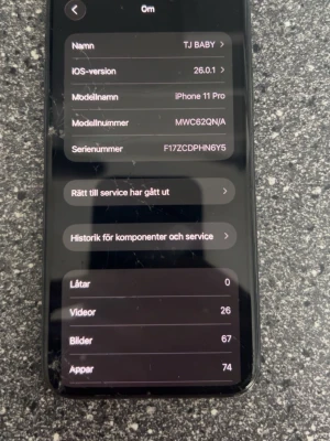 iPhone 11 Pro svart 64GB - Säljer en svart iPhone 11 Pro med elegant design och rundade kanter. Telefonen har en snygg glasbaksida och metallram, vilket ger en premiumkänsla. Perfekt för dig som vill ha en kraftfull och stilren smartphone från Apple.