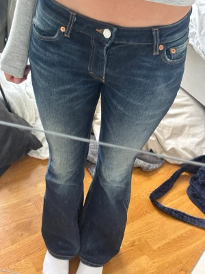 Weekday jeans  - Weekday jeans i modellen flame low flared jeans. Storlek w25 L32. Passar bra på mig som är 172