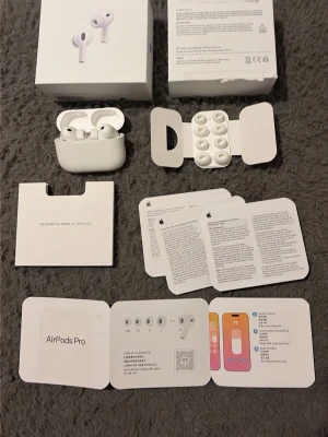 Apple AirPods Pro 3 - Säljer ett par vita Apple AirPods Pro med laddningsetui. Hörlurarna har silikontoppar för bästa passform och brusreducering. Kommer med originalförpackning, extra öronproppar och manualer. Perfekta för musik, samtal och träning.