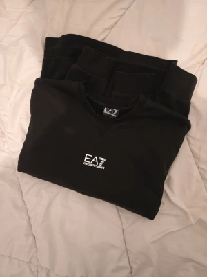 Svart sweatshirt från emporio armani s/xs  - Jättefin förutom litet svanker(se sista bild) passar s/xs