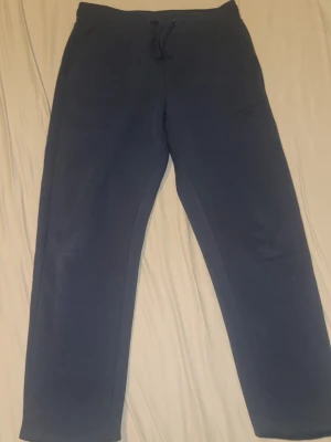 Blå mjukisbyxor från Björn Borg - Snygga blå mjukisbyxor från Björn Borg med dragsko i midjan och diskret logga på benet. Tillverkade i mjukt och bekvämt material, perfekta för chill dagar eller när du vill ha det extra skönt. Rak passform och klassisk look.
