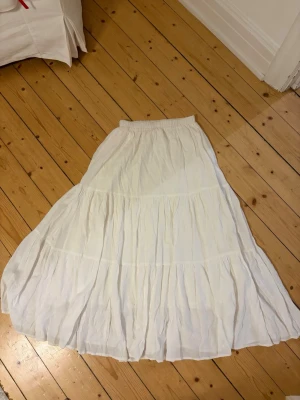 Kjol Princess Polly  - Vit långkjol från princess polly. Flera lager gör att kjolen ej är genomskinlig! 