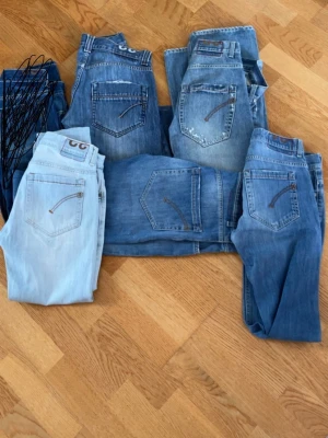 Dondup jeans bulk - 5 par dondup jeans                                                              2 par george 1 par mius 1 par straight                         W30-32 Perfekt för dig som vill börja med reselling eller bara vill ha några riktigt snygga jeans