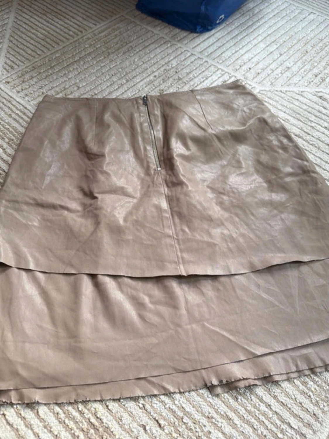 Beige omlottkjol i skinnimitation (okej skick) - 1