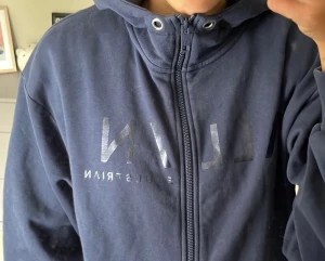 All in equestrian mörkblå hoodie - Säljer en mörkblå all in equestrian hoodie som jag haft ganska länge men inte använt så mycket💓 pris kan diskuteras!