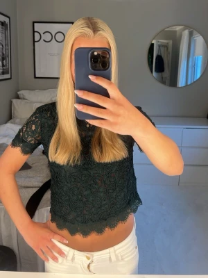 Mörkgrön spetsblus  - Säljer min mörkgröna fest topp från zara. Snygg med linne och utan använd fåtal gånger. Skriv för frågor och pris❣️❣️