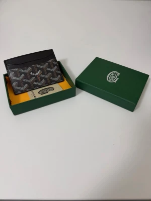 Korthållare - Tidlös design med exklusiv känsla. Smidig, elegant och perfekt för dig som vill bära det viktigaste med stil. 