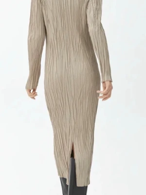Jättefin Beige långklänning  Arket  - Arket Crinkle-klänning – stl 36, nyskick  Säljer en fin Crinkle-klänning från Arket i storlek 36. Klänningen är i nyskick och endast provad (NWOT – New Without Tags).  ✨ Stilren och tidlös modell ✨ Inga fläckar eller skador ✨ Storlek 36  Nypris: 1 400 kr  Hör gärna av dig vid frågor eller om du vill ha fler bilde