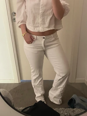 Vita jeans - Skitsnygga vita jeans som jag tyvärr inte använder, dom är i storlek 40💕