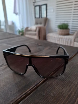 Carrera Solglasögon  - Ett par fina grisch glasögon, använda 2 gånger säljer dem pga att dem var lite för stora