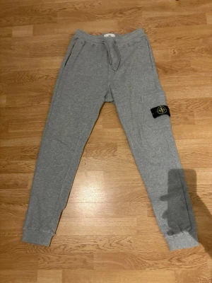 stone island Mjukis gråa M - (rep) inte dålig som dom andra du ser här, man kan inte se eller känna skillnaden då de topstoney