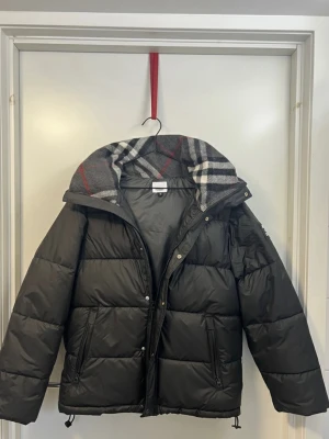 Burberry Svart pufferjacka (oanvänd) - Oanvänd snygg svart burberry pufferjacka i storlek m. 