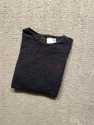 Ralph lauren tröja - En riktigt snygg och stilren tröja från Ralph lauren, storlek M. Skick 9/10.