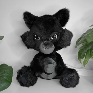 Killstar Kreeptures (Werecat) - Säljer min supersöta ’Werecat’ från Killstar Kreeptures! 🐺🌙Med vackert månbroderi på magen, fluffiga detaljer och ögon som lyser i mörkret! 😌I splitternytt skick med tag/originalförpackning. Köp nu ✉️