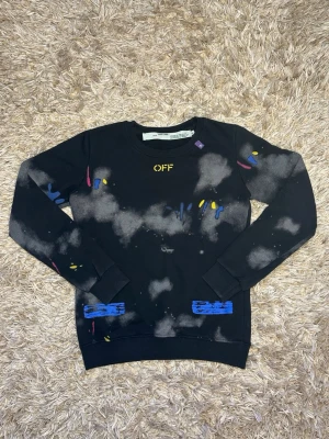 Off-White sweatshirt  - Off-White sweatshirt i mycket fint skick. Säljer eftersom den tyvärr är för liten för mig och därför inte kommer till användning. Rensar garderoben och hoppas att den kan hitta ett nytt hem. Inga skador eller fläckar. Pris går att diskutera! 