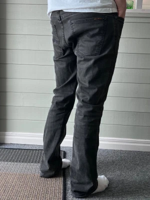 Svarta Nudie Jeans - Svarta Nudie Jeans ”Slim Jim” i storlek W34 L34 OBS ⚠️ midjemåttet är egentligen 44cm