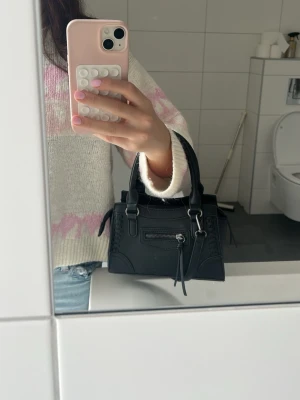 Handväska Gina  - Handväska ifrån Gina , som inte säljs längre 🌸använd max 5 ggr , säljer för att jag fått en ny och för att jag inte använder den🌸Pris kan diskuteras och skriv innan du köper 🫰🏼💕