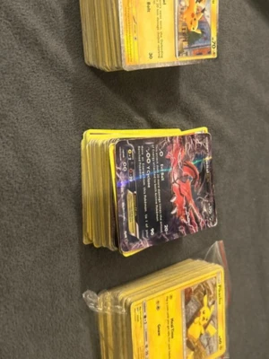Stor samling Pokémonkort - Säljer en stor samling Pokémonkort med blandade motiv och färger. Flera kort med Pikachu och andra populära Pokémon, vissa med holografiska effekter. Perfekt för dig som vill utöka din samling eller börja spela Pokémon TCG.