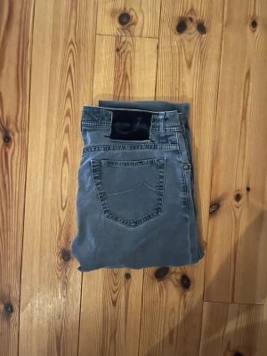 Jacob Cohen Jeans - Riktigt snygga gråa jeans från Jacob Cohen 🙌 || Skick: 8,5/10  || Storlek: 32  Midjemått: 41 cm  Längd: 104 cm  || Inga deffekter Skriv om du undrar något 😉