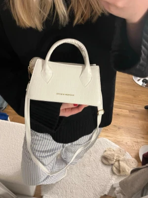 Vit handväska  - En vit handväska💕