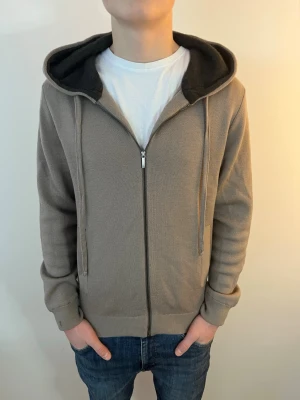 Merinoull Cardigan - Sjukt fet cardigan i 100% merinoull. Tröjan är i toppskick och nästan helt ny. Den är i storlek S och modellen på bilden är 175 och 64kg. Hör av dig vid minsta fråga eller fundering! 