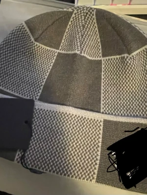 Mössa - Fin mössa Oanvänd med tagg 